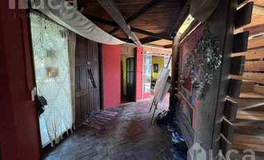 VENTA | ENCANTADORA CASA de Madera c/Jardin y Pileta | Barrio Las Glorias