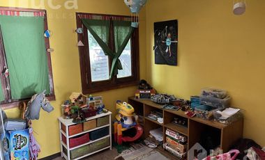 VENTA | ENCANTADORA CASA de Madera c/Jardin y Pileta | Barrio Las Glorias