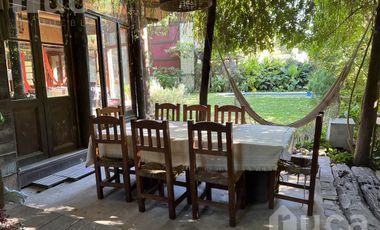 VENTA | ENCANTADORA CASA de Madera c/Jardin y Pileta | Barrio Las Glorias
