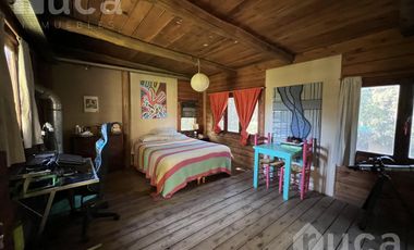 VENTA | ENCANTADORA CASA de Madera c/Jardin y Pileta | Barrio Las Glorias