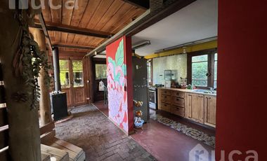 VENTA | ENCANTADORA CASA de Madera c/Jardin y Pileta | Barrio Las Glorias