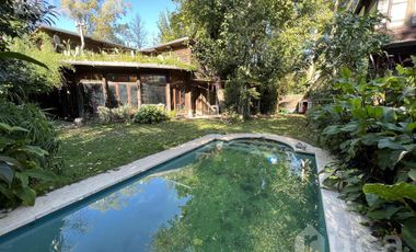 VENTA | ENCANTADORA CASA de Madera c/Jardin y Pileta | Barrio Las Glorias