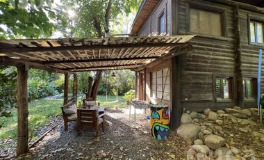 VENTA | ENCANTADORA CASA de Madera c/Jardin y Pileta | Barrio Las Glorias