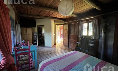 VENTA | ENCANTADORA CASA de Madera c/Jardin y Pileta | Barrio Las Glorias