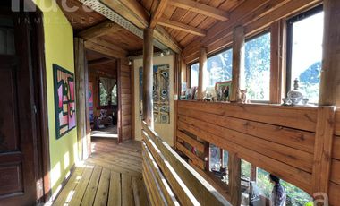 VENTA | ENCANTADORA CASA de Madera c/Jardin y Pileta | Barrio Las Glorias