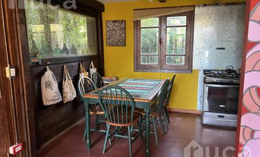 VENTA | ENCANTADORA CASA de Madera c/Jardin y Pileta | Barrio Las Glorias