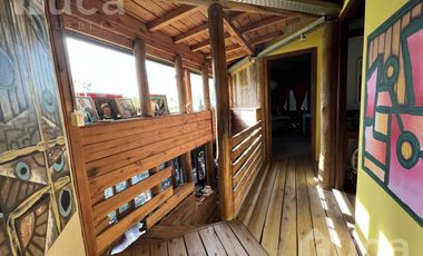 VENTA | ENCANTADORA CASA de Madera c/Jardin y Pileta | Barrio Las Glorias