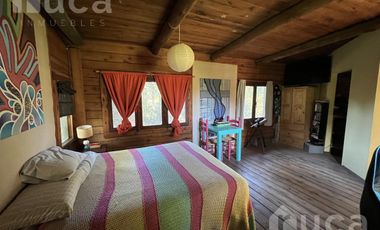 VENTA | ENCANTADORA CASA de Madera c/Jardin y Pileta | Barrio Las Glorias