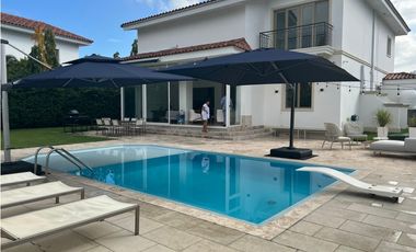 CASA EN SANTA MARIA CON PISCINA  1450M2 5 RECAMARAS MLD