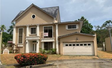 Se alquila casa en Clayton