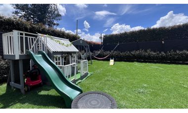 Vendo linda casa esquinera en  milla de oro.