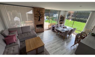 Vendo linda casa esquinera en  milla de oro.