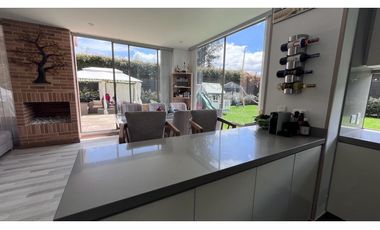 Vendo linda casa esquinera en  milla de oro.