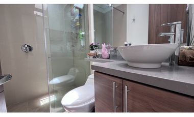 Vendo linda casa esquinera en  milla de oro.