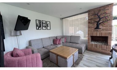Vendo linda casa esquinera en  milla de oro.