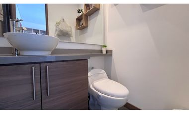 Vendo linda casa esquinera en  milla de oro.