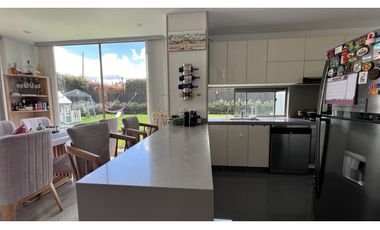 Vendo linda casa esquinera en  milla de oro.