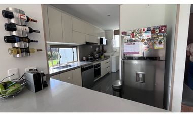 Vendo linda casa esquinera en  milla de oro.