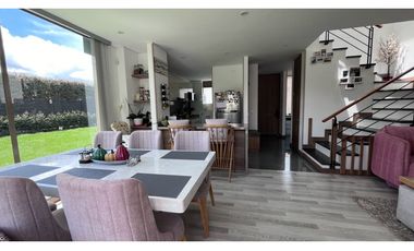 Vendo linda casa esquinera en  milla de oro.