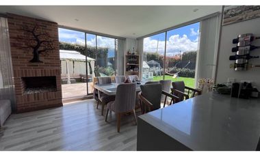Vendo linda casa esquinera en  milla de oro.