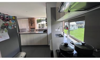 Vendo linda casa esquinera en  milla de oro.