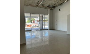 Se alquila local en parque Lefevre