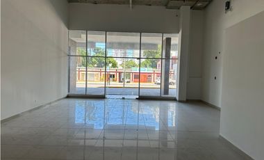 Se alquila local en parque Lefevre