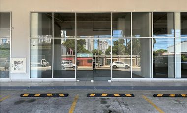Se alquila local en parque Lefevre