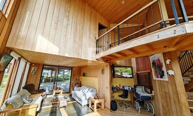 CASA CON ORILLA DE LAGO Y VISTA VOLCANES
