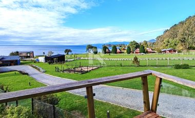 CASA CON ORILLA DE LAGO Y VISTA VOLCANES
