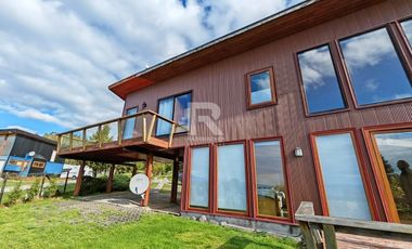 CASA CON ORILLA DE LAGO Y VISTA VOLCANES