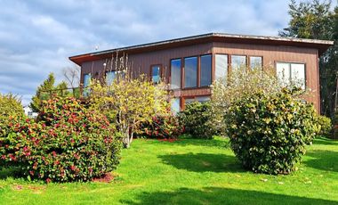 CASA CON ORILLA DE LAGO Y VISTA VOLCANES