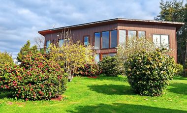 CASA CON ORILLA DE LAGO Y VISTA VOLCANES