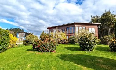 CASA CON ORILLA DE LAGO Y VISTA VOLCANES