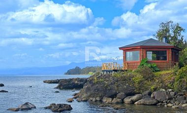 CASA CON ORILLA DE LAGO Y VISTA VOLCANES