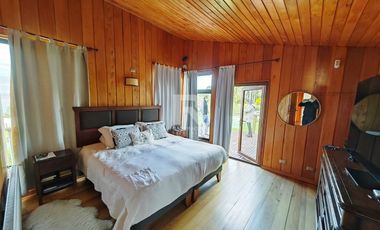 CASA CON ORILLA DE LAGO Y VISTA VOLCANES