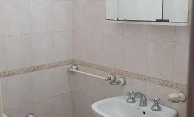 Casa 4 ambientes al frente en 2 plantas con garage y patio con parrilla. Ramos mejia