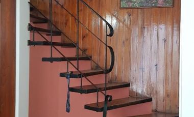 Casa 4 ambientes al frente en 2 plantas con garage y patio con parrilla. Ramos mejia