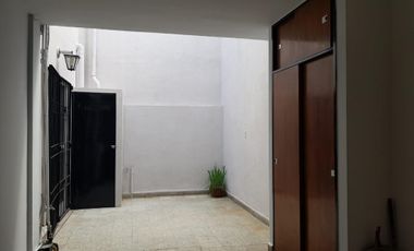 Casa 4 ambientes al frente en 2 plantas con garage y patio con parrilla. Ramos mejia