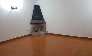 Casa 4 ambientes al frente en 2 plantas con garage y patio con parrilla. Ramos mejia