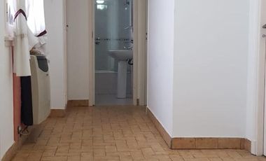 Casa 4 ambientes al frente en 2 plantas con garage y patio con parrilla. Ramos mejia