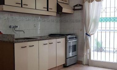 Casa 4 ambientes al frente en 2 plantas con garage y patio con parrilla. Ramos mejia