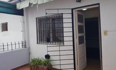 Casa 4 ambientes al frente en 2 plantas con garage y patio con parrilla. Ramos mejia