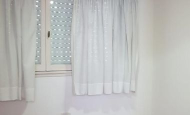 Casa 4 ambientes al frente en 2 plantas con garage y patio con parrilla. Ramos mejia