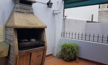 Casa 4 ambientes al frente en 2 plantas con garage y patio con parrilla. Ramos mejia
