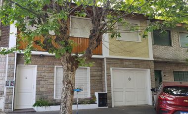 Casa 4 ambientes al frente en 2 plantas con garage y patio con parrilla. Ramos mejia