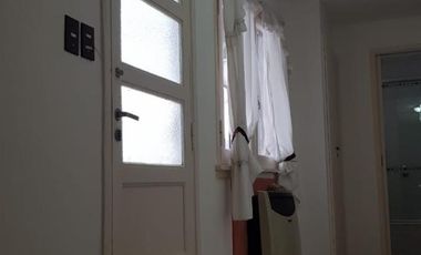 Casa 4 ambientes al frente en 2 plantas con garage y patio con parrilla. Ramos mejia