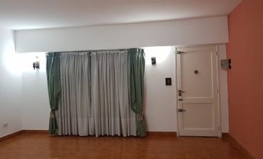 Casa 4 ambientes al frente en 2 plantas con garage y patio con parrilla. Ramos mejia