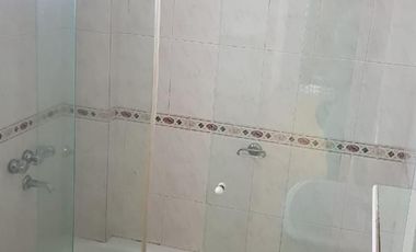 Casa 4 ambientes al frente en 2 plantas con garage y patio con parrilla. Ramos mejia