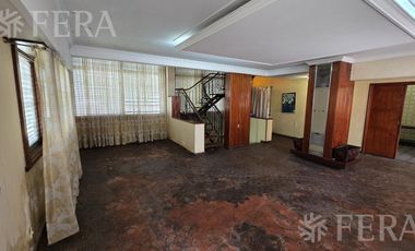 Venta de casa 4 ambientes con cochera y patio en Wilde